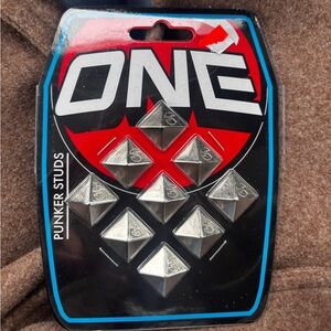 ONE Punker Studs Silver